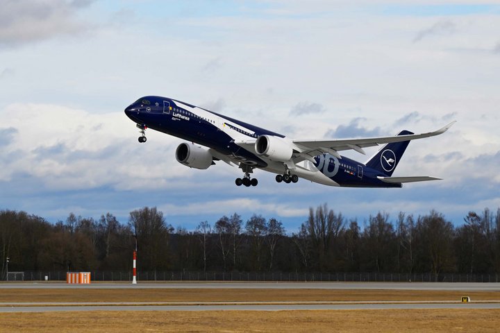 Airbus A350 in besonderer Lackierung im Landeanflug.