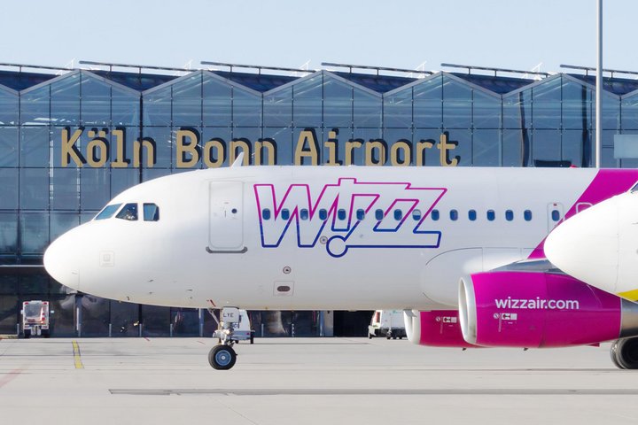 Ein Wizz Air Flugzeug vor dem Terminal 2 am Köln Bonn Airport