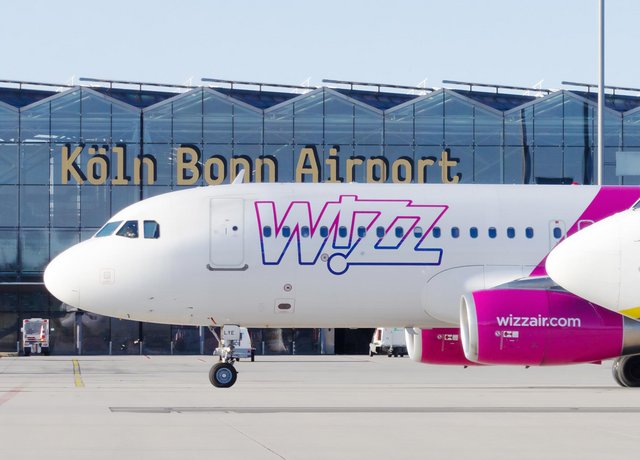 Ein Wizz Air Flugzeug vor dem Terminal 2 am Köln Bonn Airport