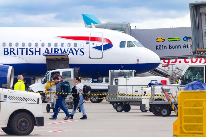Ein Flugzeug der British Airways wird auf dem Vorfeld abgefertigt.