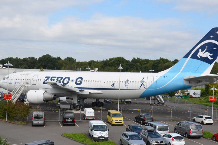 Blick auf den Zero G mit einem davorliegenden Pkw Parkplatz