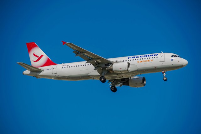 Flugzeug von Freebird Airlines Europe im Landeanflug