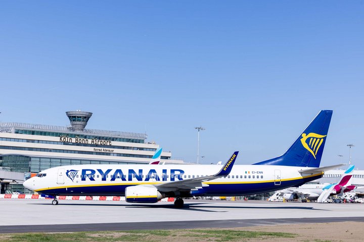 Ryanair Flugzeug vor dem Terminal 1 des Köln Bonn Airport