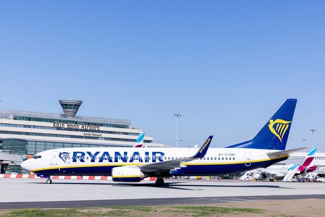 Ryanair Flugzeug vor dem Terminal 1 des Köln Bonn Airport