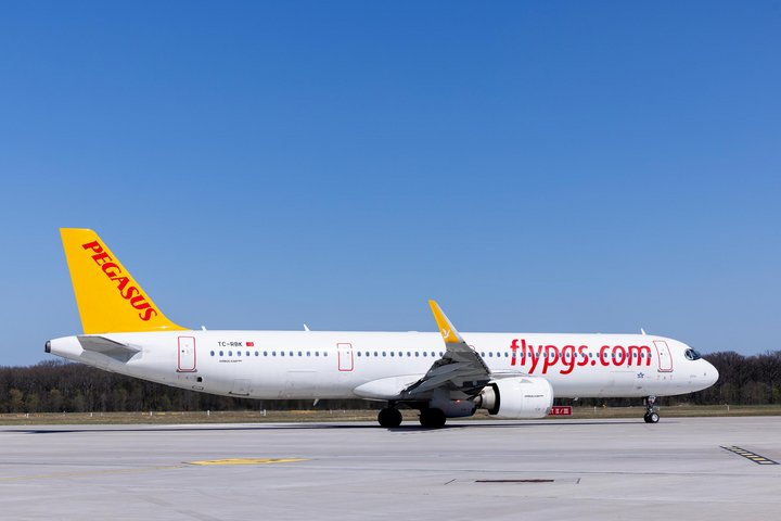 Eine Pegasus Airlines Maschine wartet auf dem Vorfeld des Flughafens.