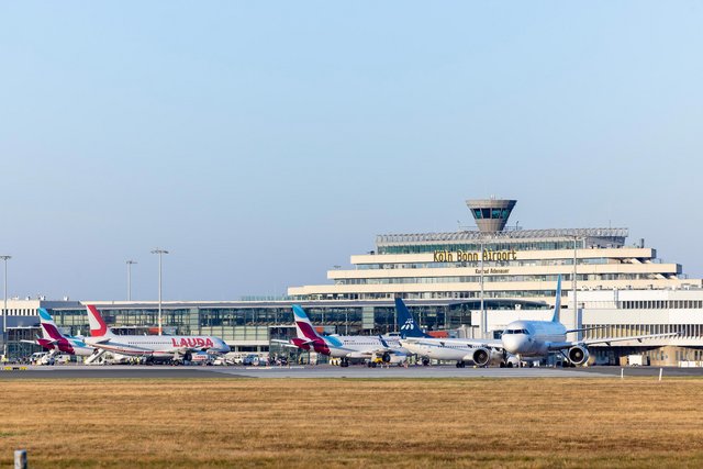 Vorfeld des Terminal 1 am Köln Bonn Airport mit Flugzeugen diverser Airlines