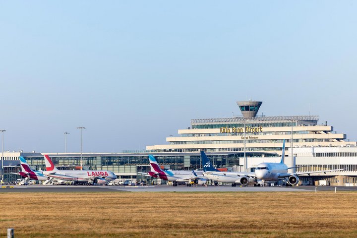Vorfeld des Terminal 1 am Köln Bonn Airport mit Flugzeugen diverser Airlines