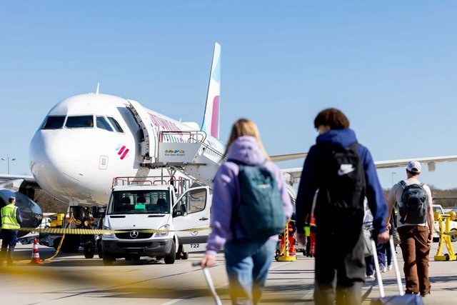 Boarding eines Eurowings Flugzeugs auf dem Flughafen-Vorfeld.