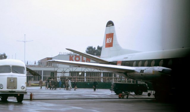 Historisches Foto einer Maschine der Fluggesellschaft British European Airways (BEA) am Flughafen Köln/Bonn.