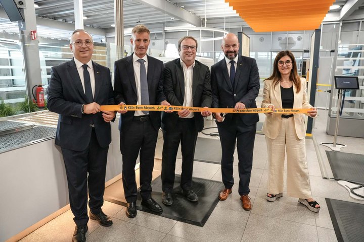 Ribbon Cutting an der neuen Sicherheitskontrolle