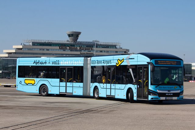 Elektrische Gelenkbusse am Köln Bonn Airport