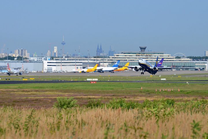 Startendes Flugzeug am Köln Bonn Airport