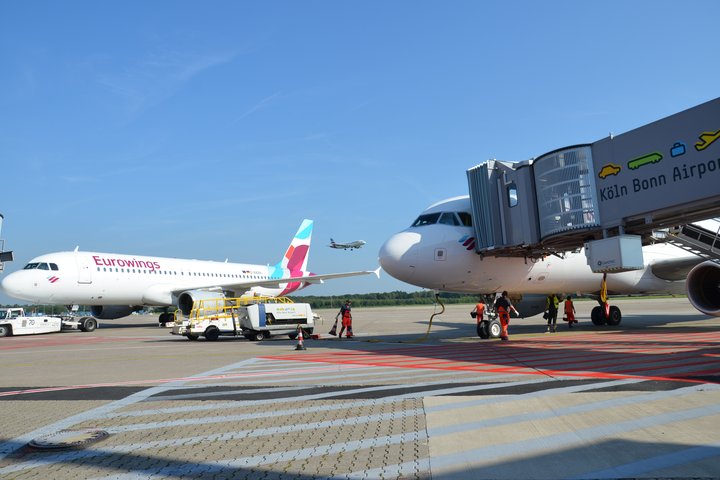 Vorfeld des Flughafens mit zwei Flugzeugen