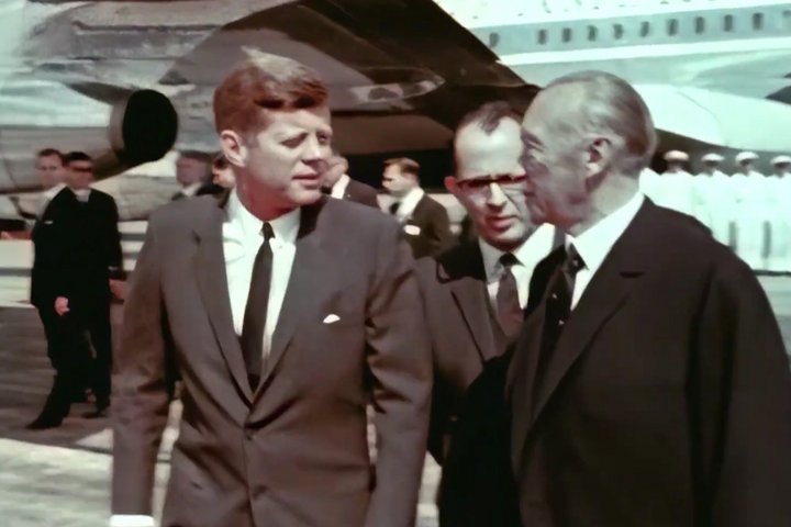 Konrad Adenauer begrüßt John F. Kennedy auf dem Vorfeld des Flughafens.