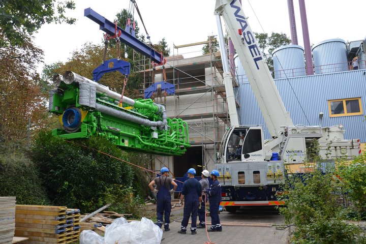 Arbeiten am Blockheizkraftwerk