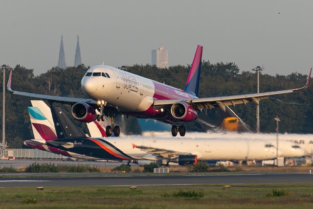 Ein Wizz Air Flugzeug im Landeanflug.