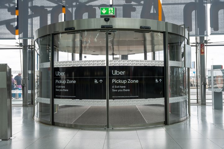 Ausgang am Flughafen mit Hinweis auf die Uber Pick-up-Zone