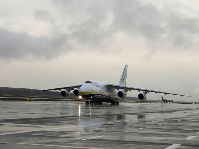 Antonov 124 bei der Landung