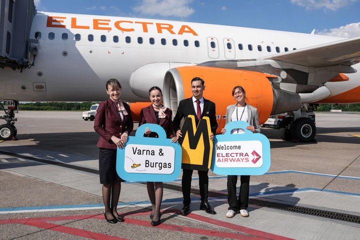 Leonie Schaffeld vom Airline Marketing am Köln Bonn Airport und eine Crew von Electra Airways freuen sich über die Erstflüge nach Burgas und Varna.