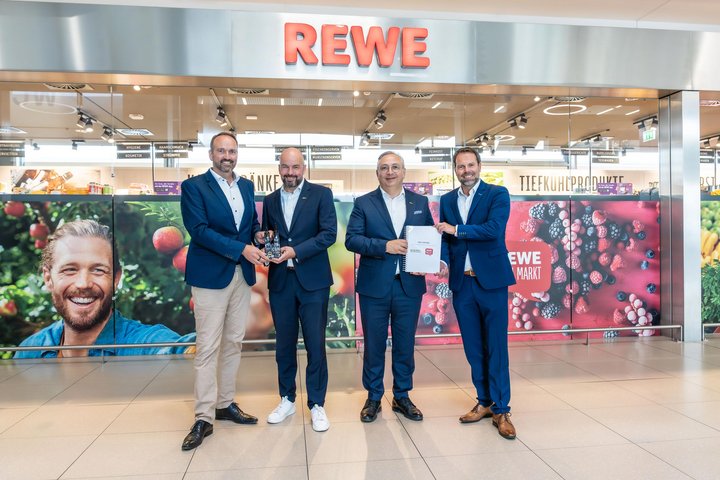 Eine Gruppe vor dem REWE-Markt in Terminal 1