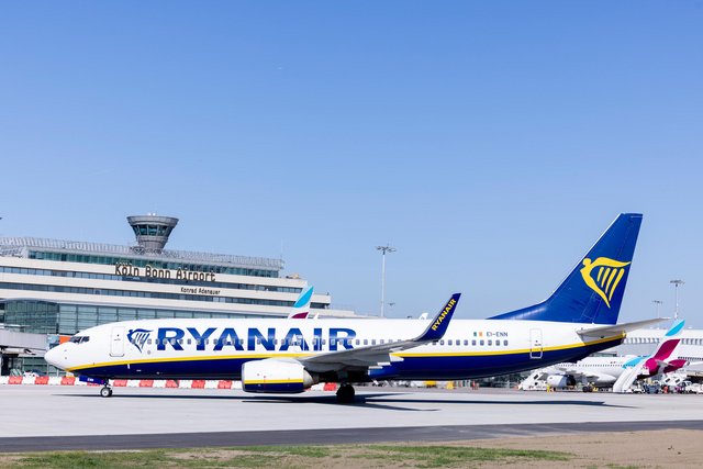 Ryanair Flugzeug auf dem Vorfeld des Köln Bonn Airport.