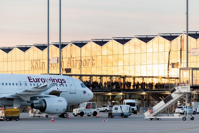 Ein Flugzeug der Airline Eurowings steht vor Terminal 2 des Köln Bonn Airport.