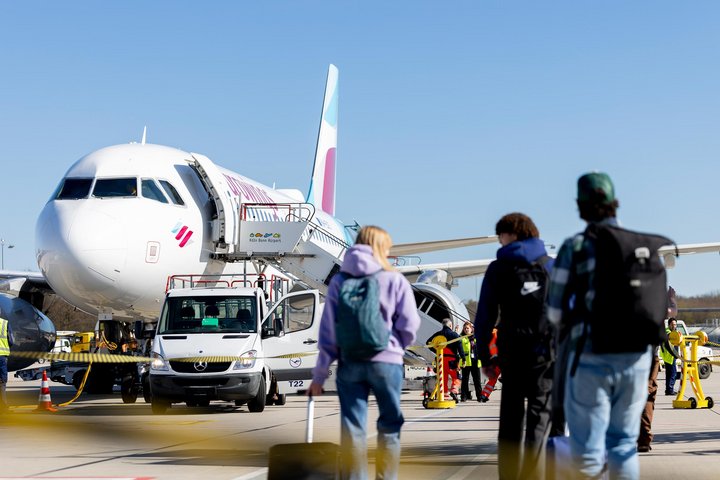 Boarding eines Eurowings-Flugzeugs auf dem Vorfeld