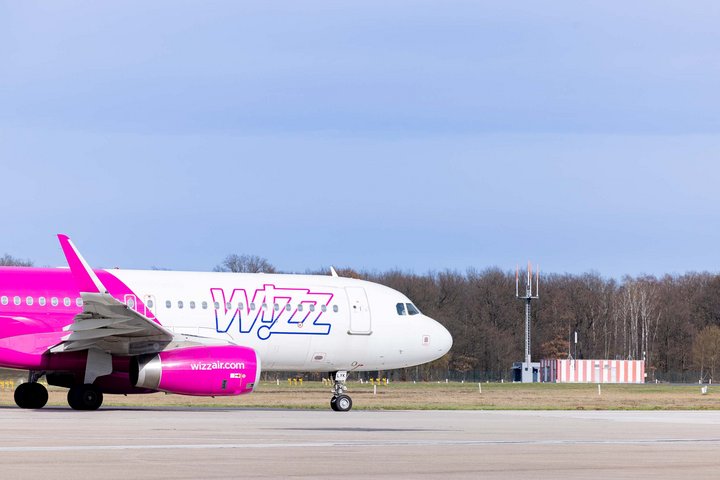 Wizz Air Flugzeug auf dem Flughafen-Vorfeld