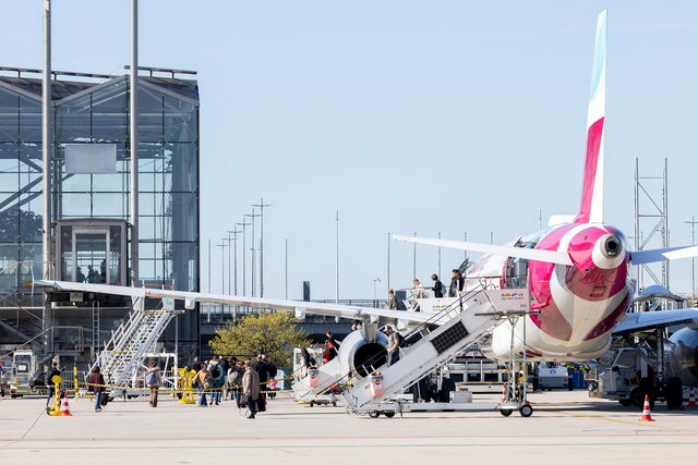 Boarding eines Eurowings-Flugzeugs vor dem Terminal 2
