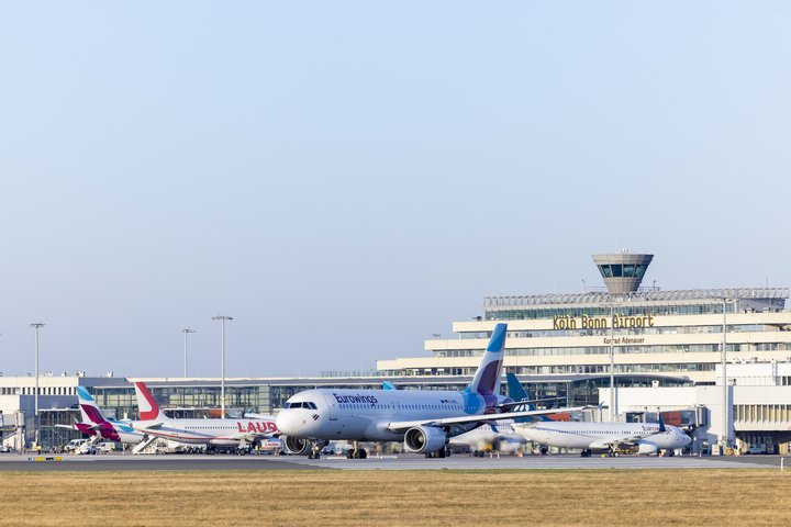 Diverse Flugzeuge stehen auf dem Vorfeld des Köln Bonn Airport.