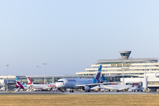 Diverse Flugzeuge stehen auf dem Vorfeld des Köln Bonn Airport.