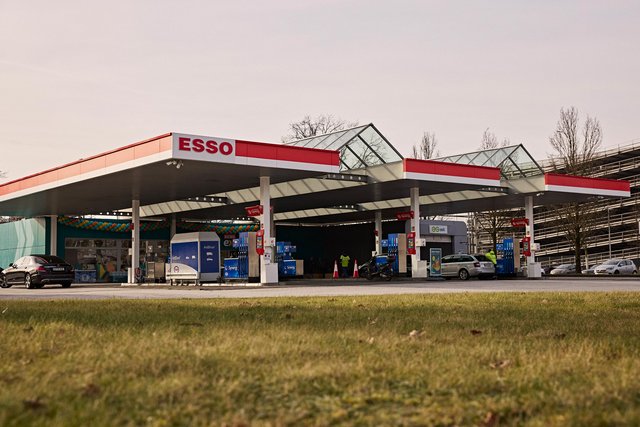 Blick auf die neu gestaltete Esso Tankstelle am Köln Bonn Airport.