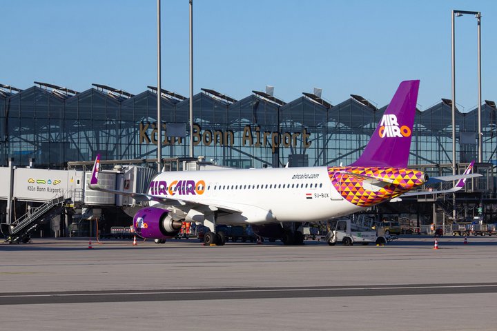 Ein Flugzeug der Airline Air Cairo vor dem Terminal 2 des CGN
