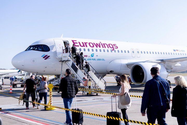 Boarding einer Eurowings-Maschine auf dem Vorfeld.