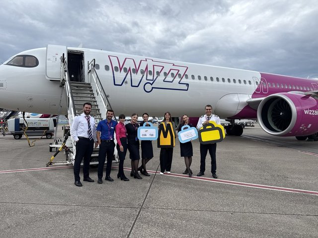 Das Airline Marketing des Köln Bonn Airport freut sich gemeinsam mit Vertreterinnen und Vertretern von Wizz Air über den Erstflug nach Podgorica.