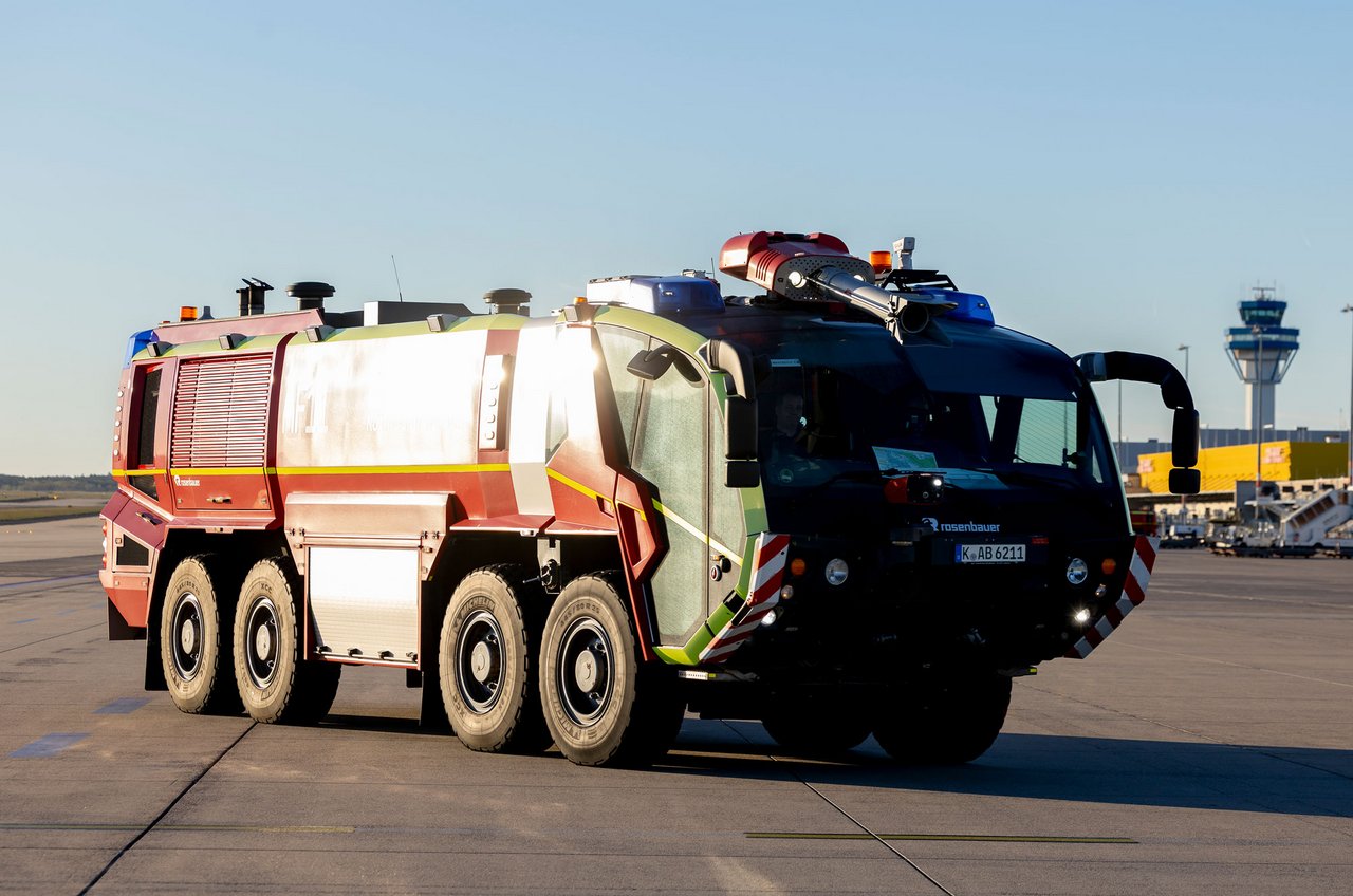 Das Feuerwehrfahrzeug Panther auf dem Vorfeld des Köln Bonn Airport