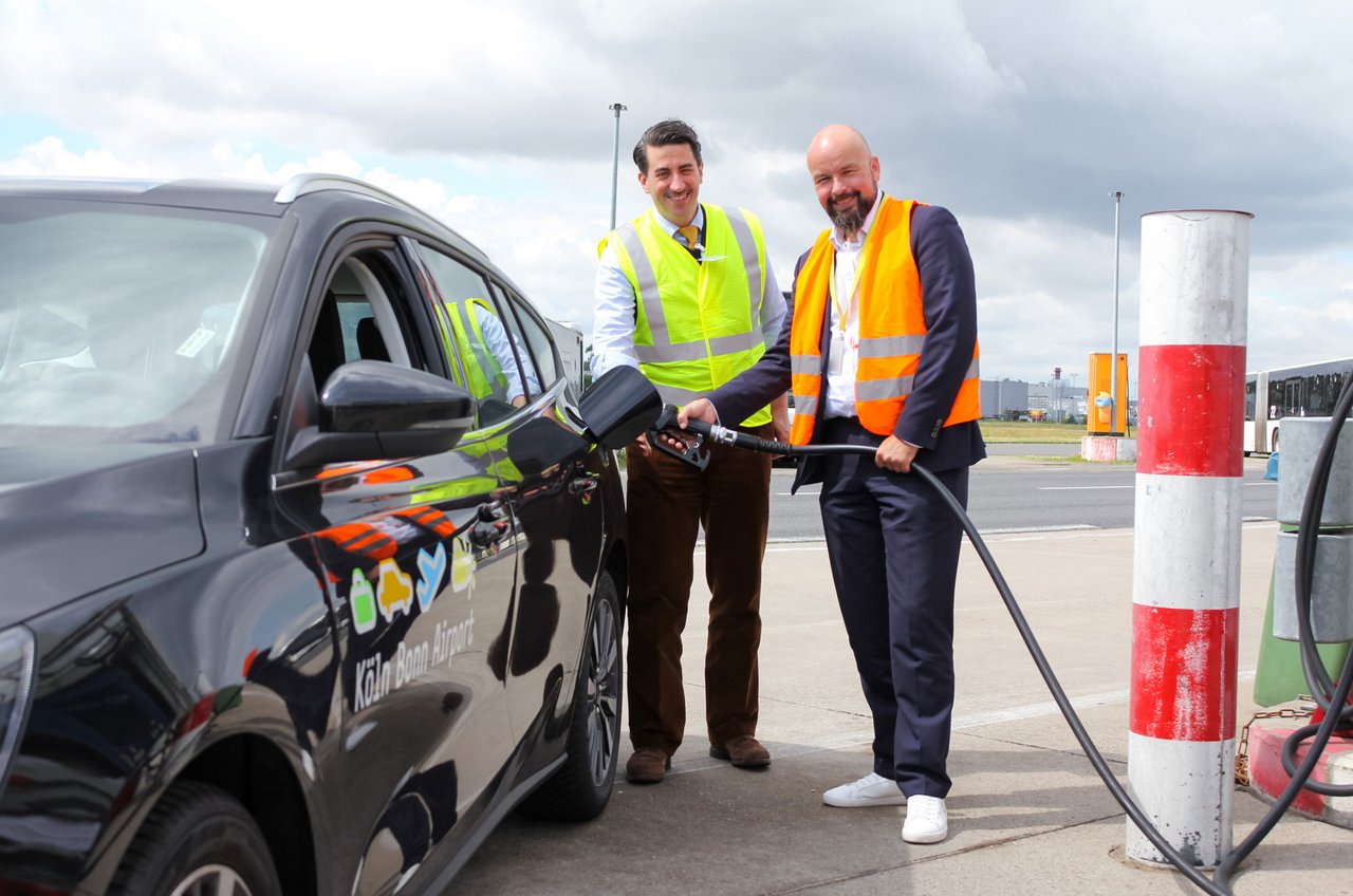 Ein PKW am Airport wird mit erneuerbarem HVO-Diesel betankt.