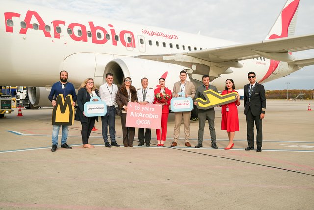 Die Air Arabia Crew freut sich gemeinsam mit dem Airline Marketing am Köln Bonn Airport über das Jubiläum.