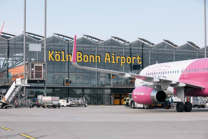 WizzAir Flugzeug vor dem Terminal 2 des Köln Bonn Airport