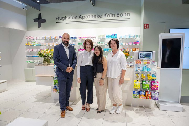 Flughafen Geschäftsführer Thilo Schmideröffnet mit den Betreiberinnen Olja Rosengaft und Sepideh Mir Jafari sowie Frigga Finkentey (Retail Managerin am Flughafen) die neue Apotheke im Terminal 1