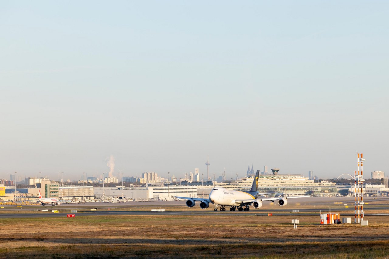 Ein UPS Flugzeug bei der Landung auf dem Köln Bonn Airport