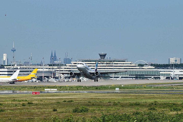 Startendes Flugzeug vor dem Terminal 1