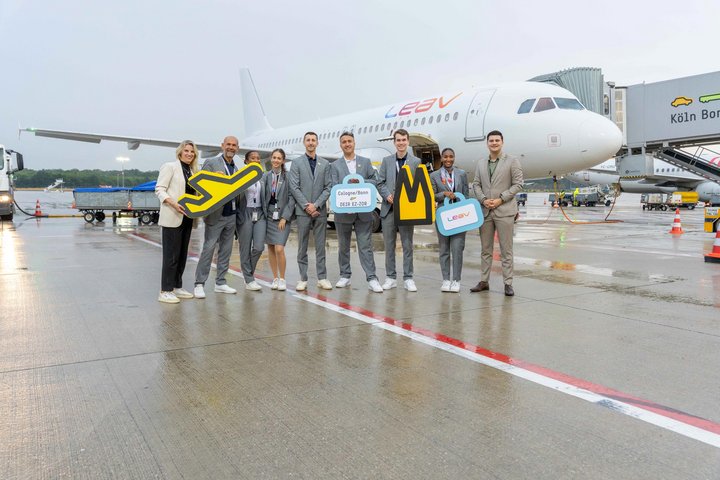 Das CGN Airline Marketing feiert mit der LEAV Crew den Erstflug vor einem LEAV Flugzeug auf dem Vorfeld.Das CGN Airline Marketing feiert mit der LEAV Crew den Erstflug vor einem LEAV Flugzeug auf dem Vorfeld.