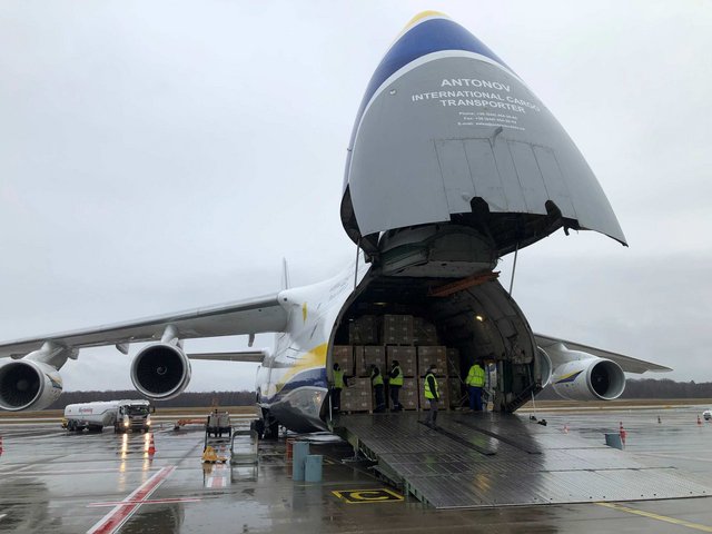 Die Antonov 124 wird entladen