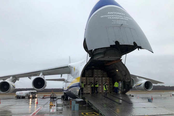 Die Antonov 124 wird entladen