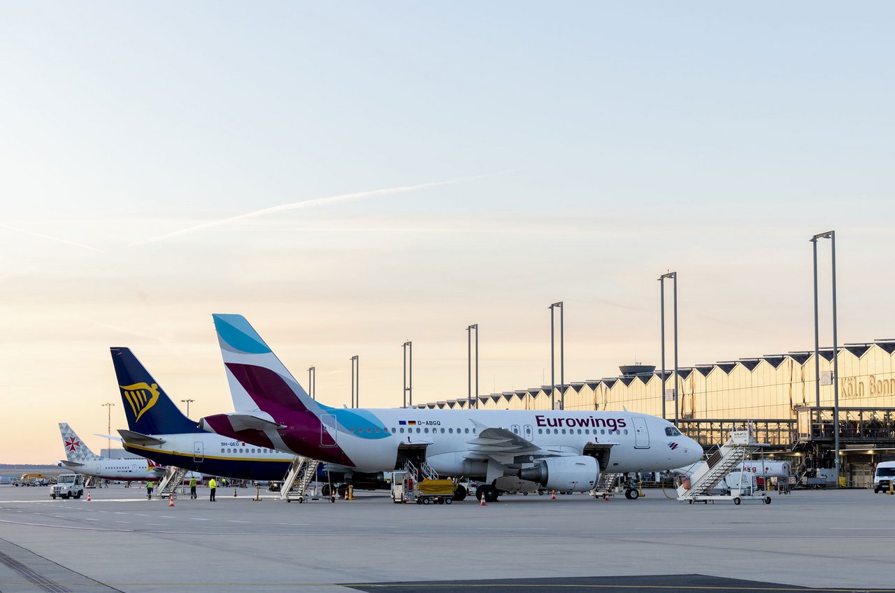 Zwei Flugzeuge auf dem Vorfeld vor dem Terminal 2 des Köln Bonn Airport